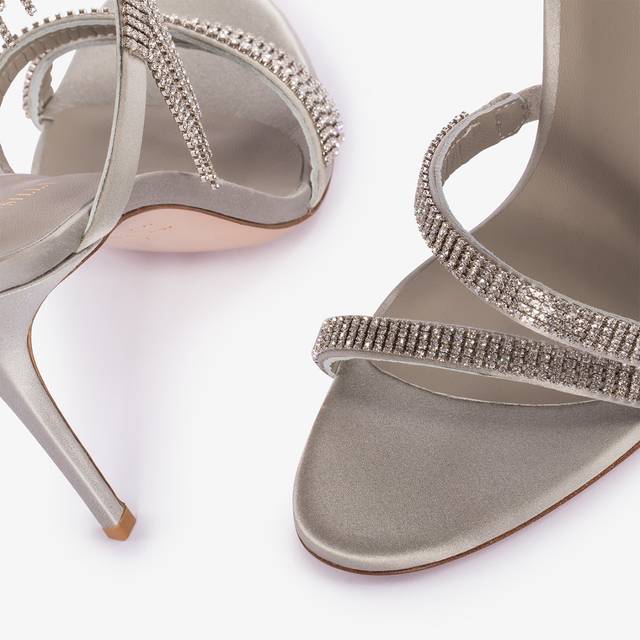 Le Silla Sandalo raso argento con frange argento Negozio