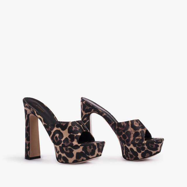 Le Silla Sandalo mule con plateau raso stampa leopardata Presa