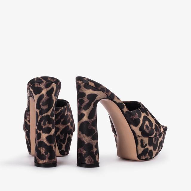 Le Silla Sandalo mule con plateau raso stampa leopardata Presa