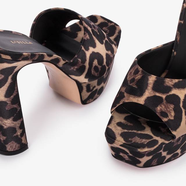 Le Silla Sandalo mule con plateau raso stampa leopardata Presa