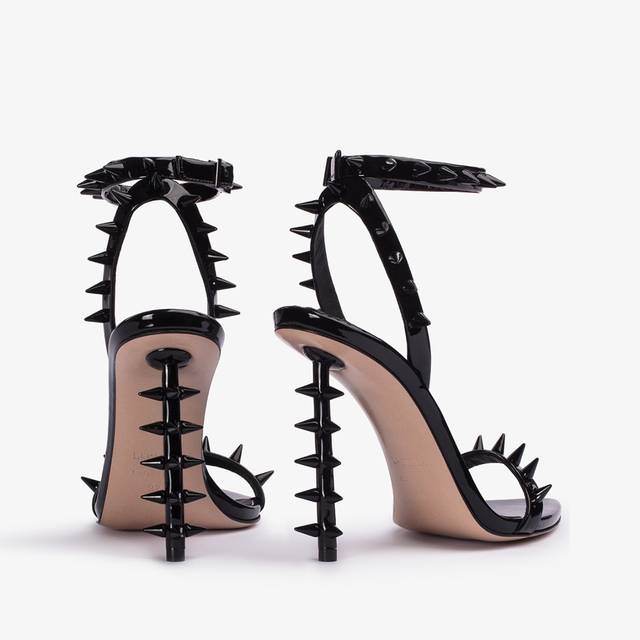 Le Silla Sandalo vernice nero con borchie Offerta migliore