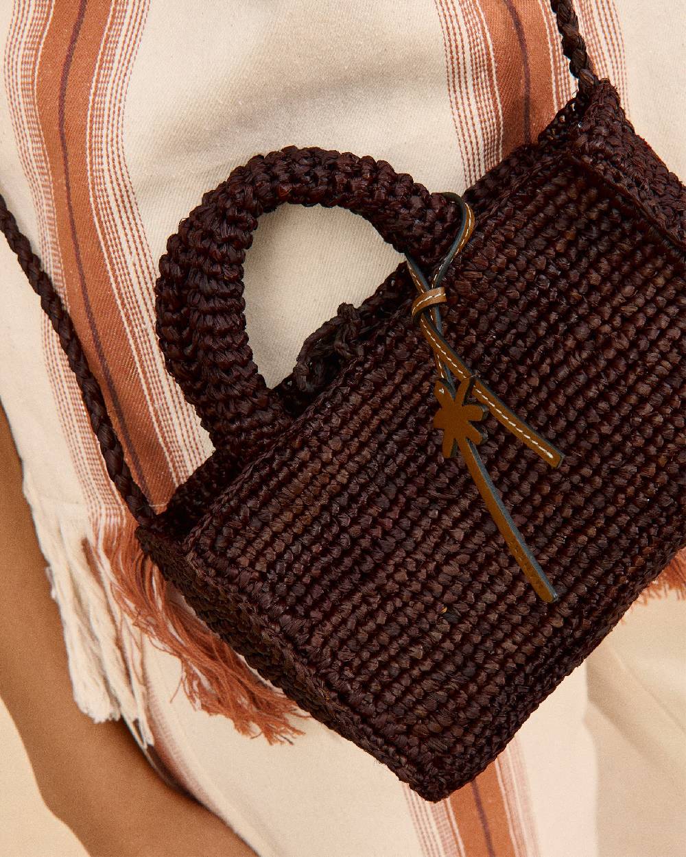 Manebí Raffia Sunset Bag Mini - Chocolate 2025