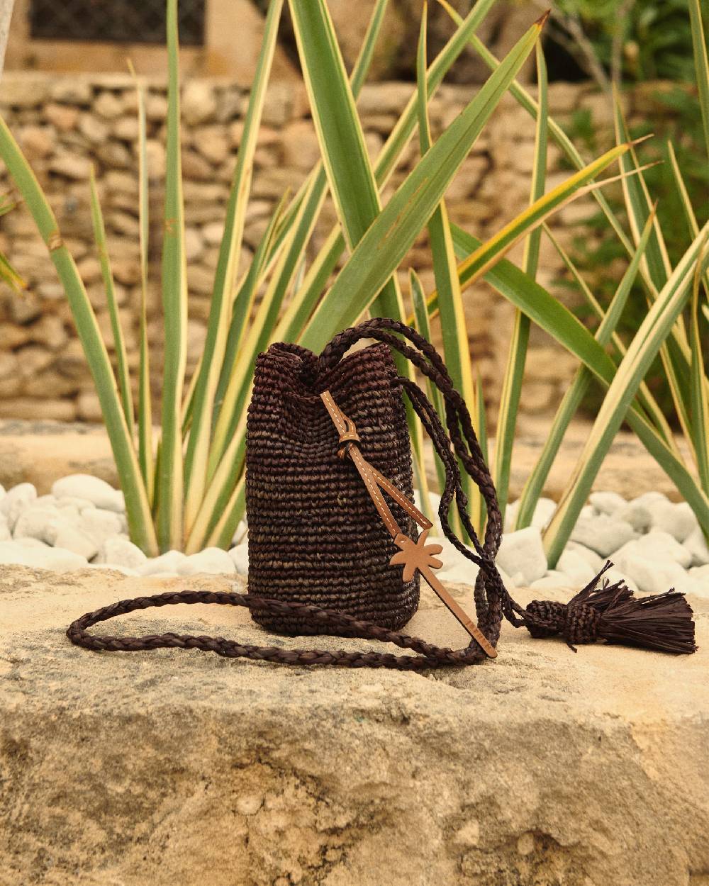 Manebí Raffia Beach Bucket Mini - Chocholate In Linea