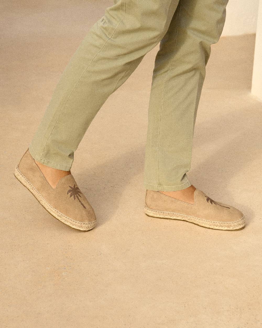 Manebí Espadrillas piatte in pelle scamosciata con ricamo - Palm Springs - Beige lavato e palmo in tono In Vendita