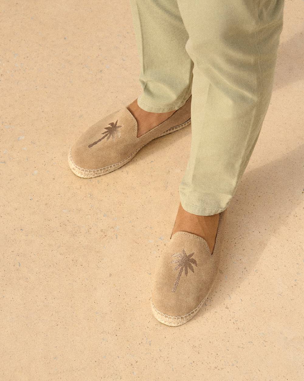 Manebí Espadrillas piatte in pelle scamosciata con ricamo - Palm Springs - Beige lavato e palmo in tono In Vendita
