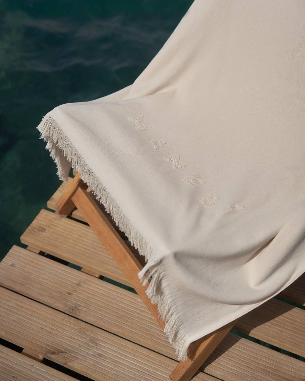 Manebí Jaquard Beach Towel - Embroidered Palm With Palm \u0026 Logo Sand Negozi Online