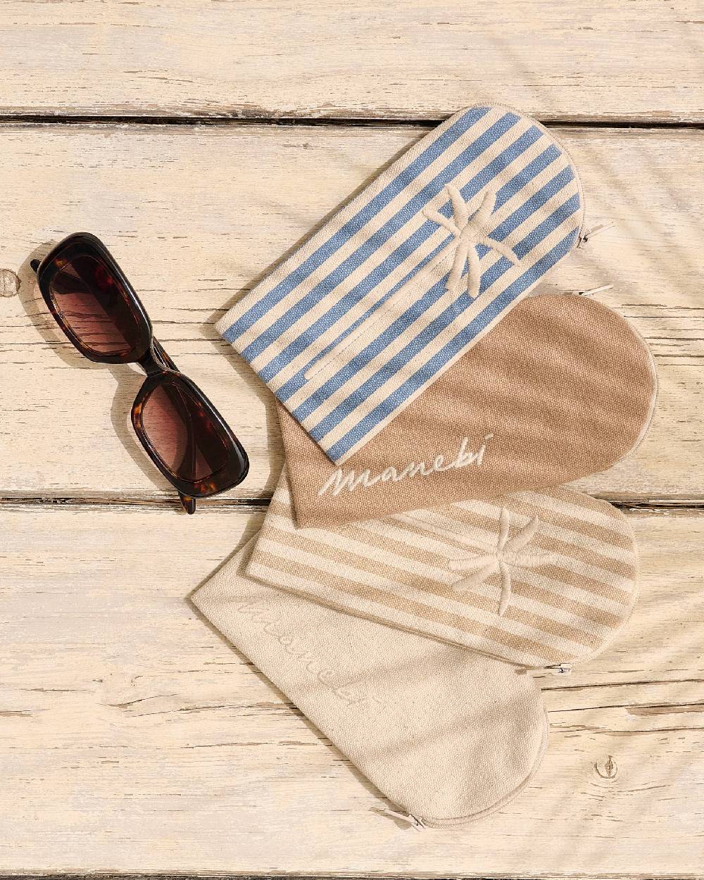 Manebí Canvas Sunglasses Case - La Havana Desert With Ecru Logo Acquista Ora