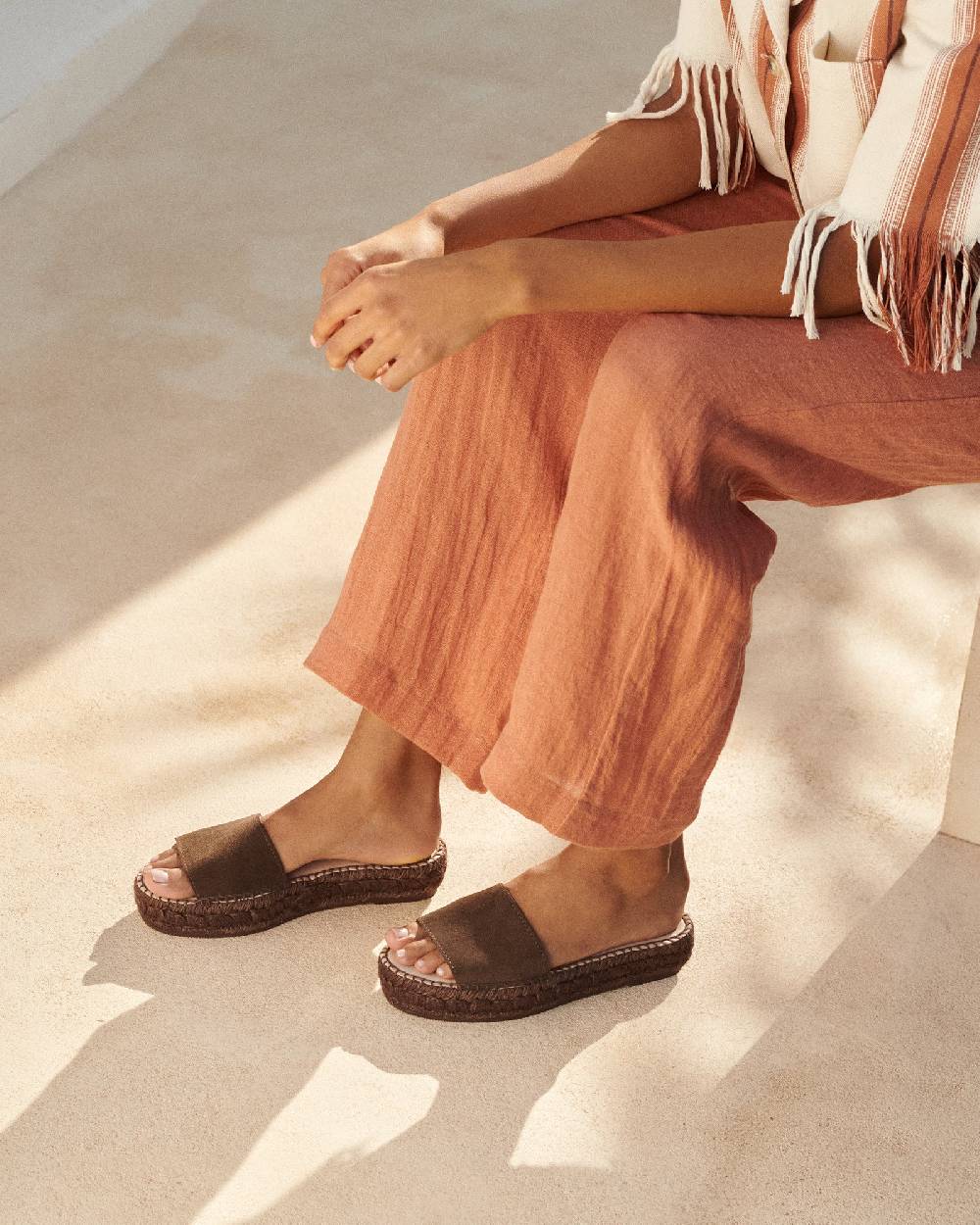 Manebí Suede Double Sole Slides - Hamptons Cocoa On Tone Convenienza