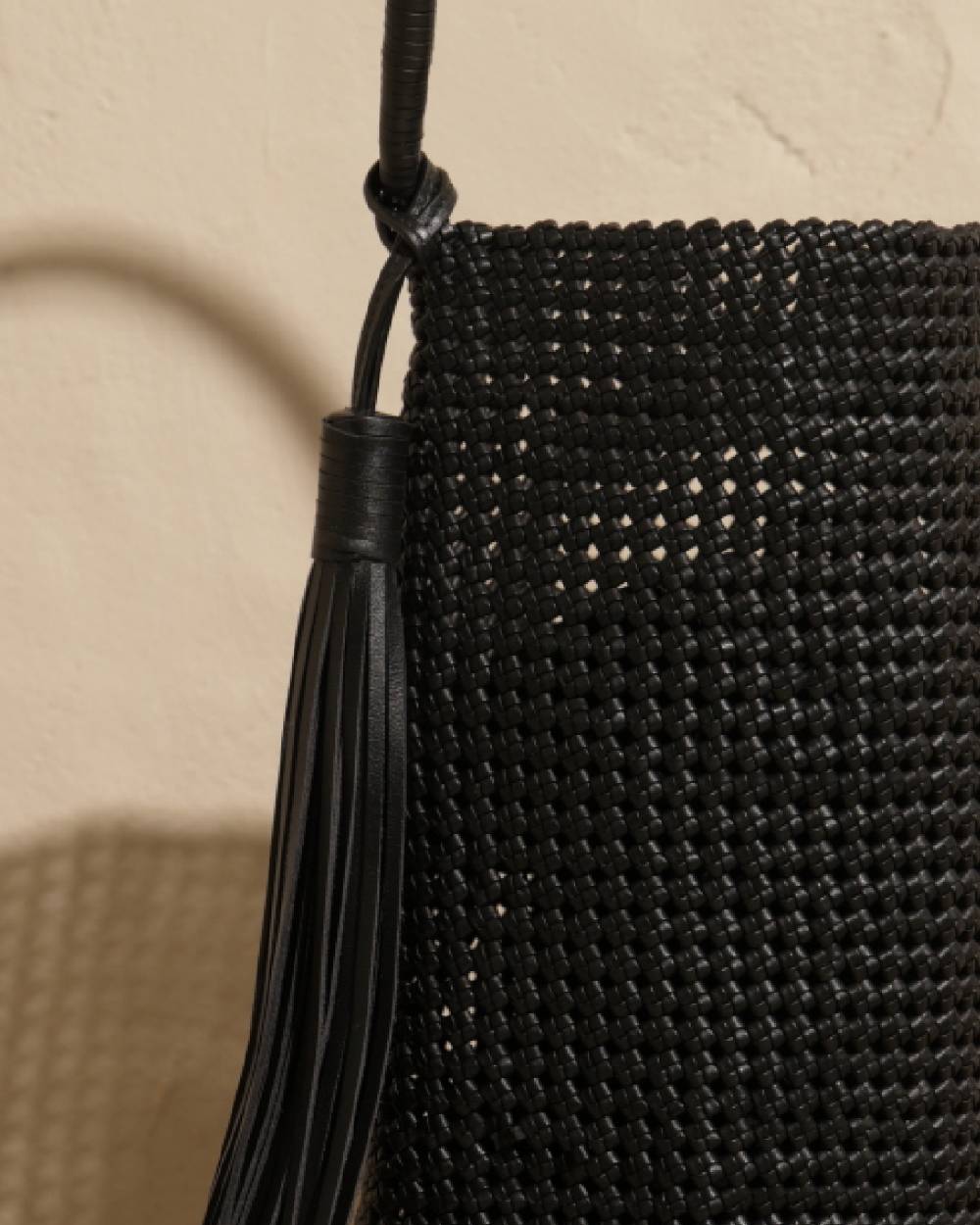 Manebí Borsa a Secchiello Intrecciata in Pelle - Black Saldi