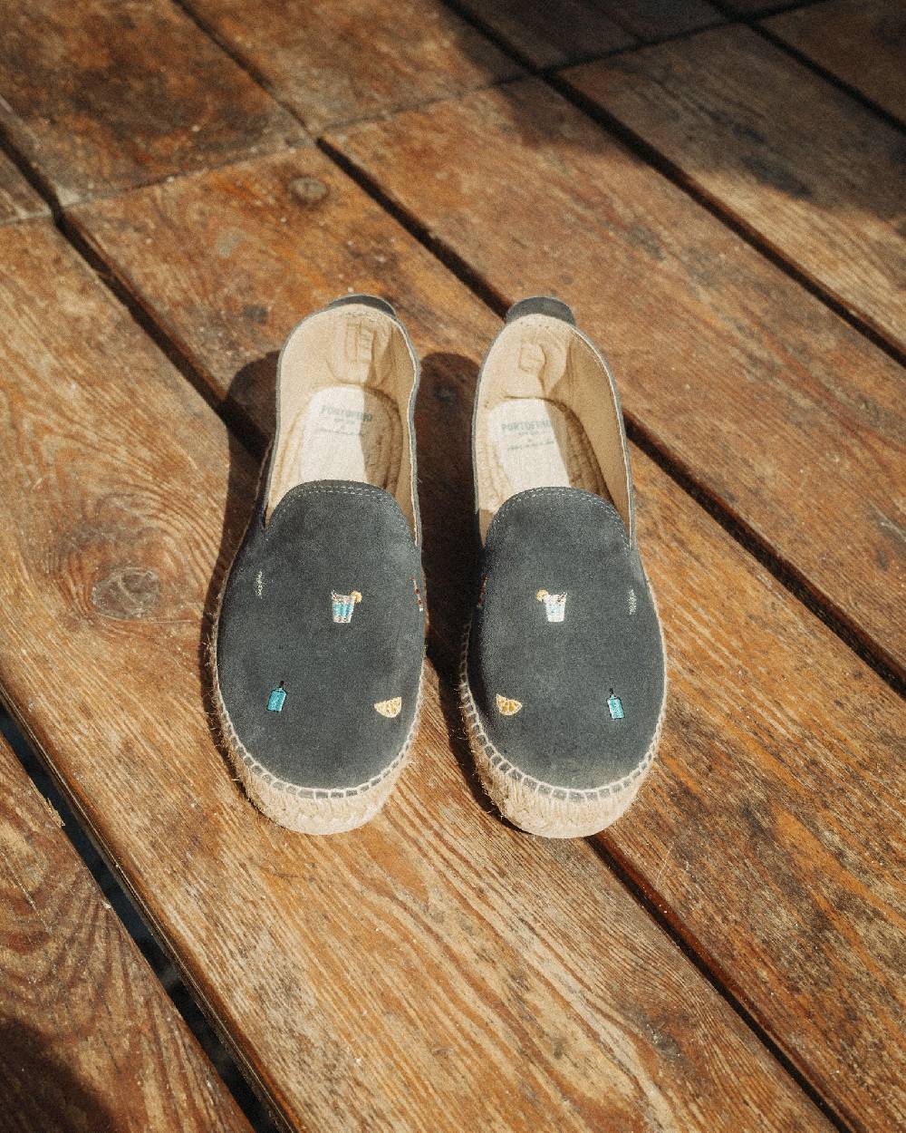 Manebí Espadrillas in Pelle Scamosciata - Portofino Dry Gin X Manebí Patriot Blue con Ricami Multicolor I Più Venduti