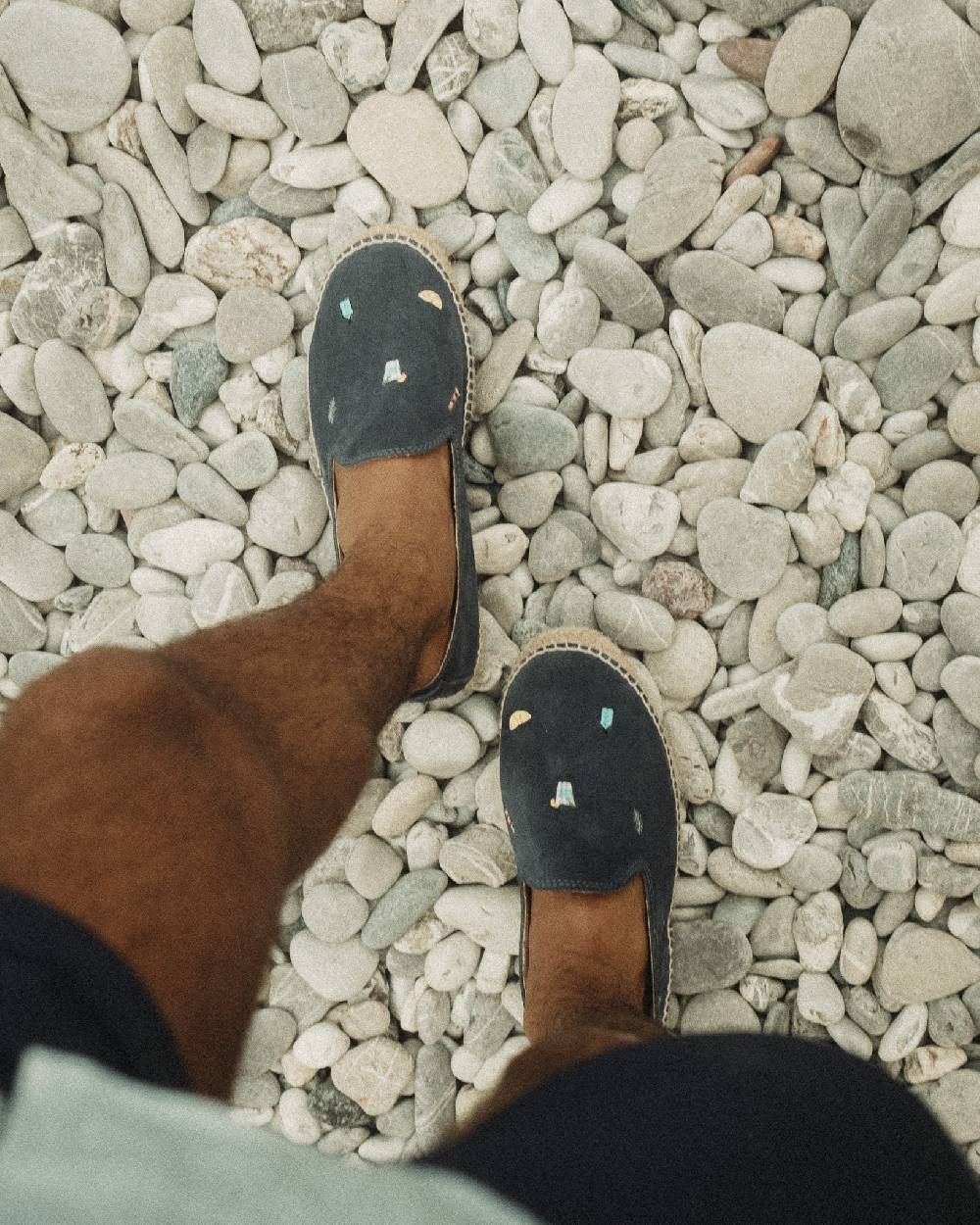 Manebí Espadrillas in Pelle Scamosciata - Portofino Dry Gin X Manebí Patriot Blue con Ricami Multicolor I Più Venduti