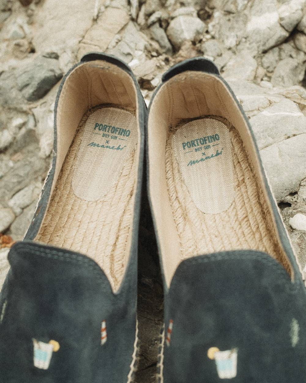 Manebí Espadrillas in Pelle Scamosciata - Portofino Dry Gin X Manebí Patriot Blue con Ricami Multicolor I Più Venduti