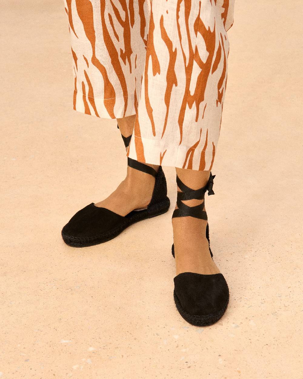 Manebí Suede Flat Valenciana Espadrilles - Hamptons Black On Tone Nuovo