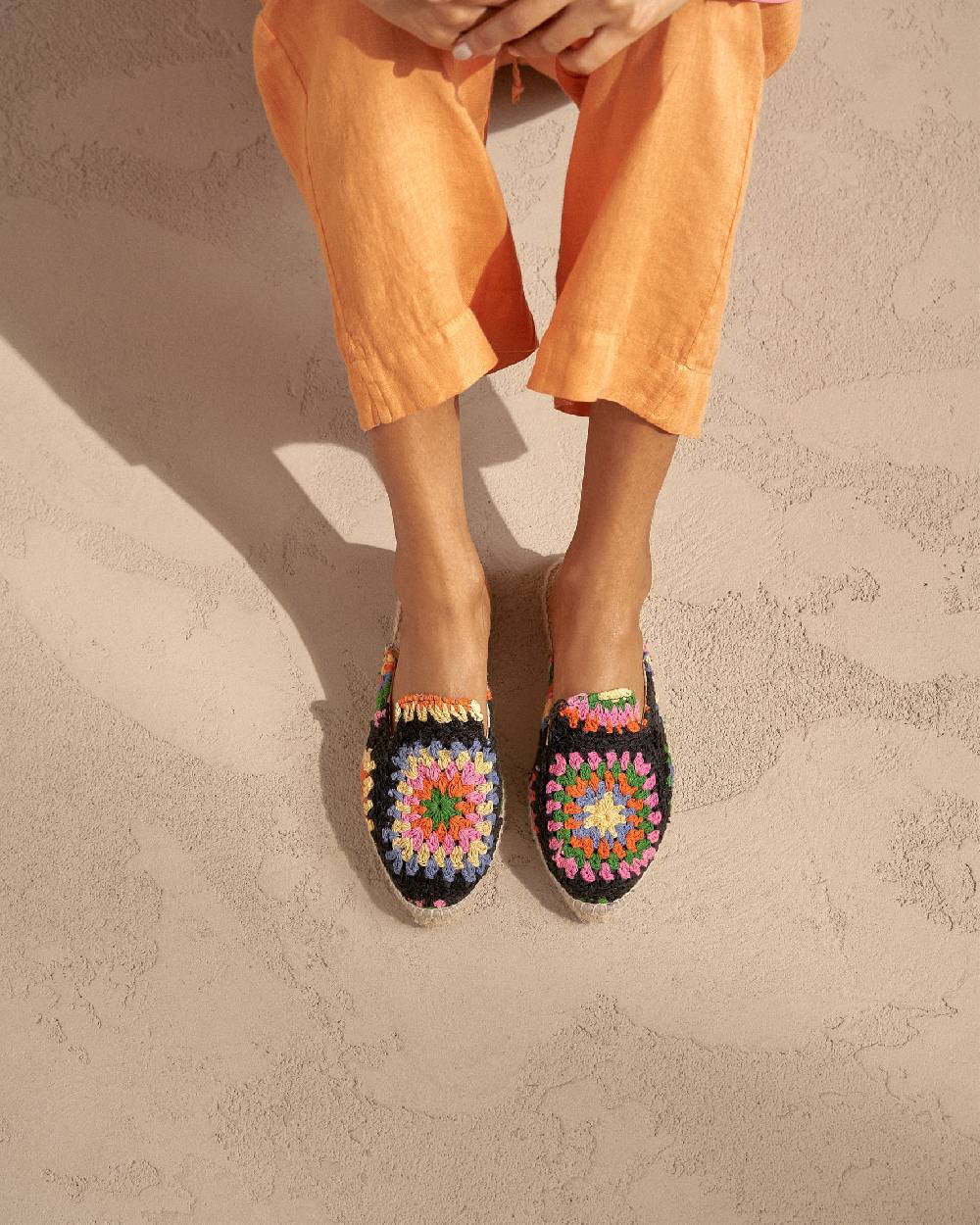 Manebí Cotton Crochet Mules - Yucatán Orange And Pink On Black Sconto