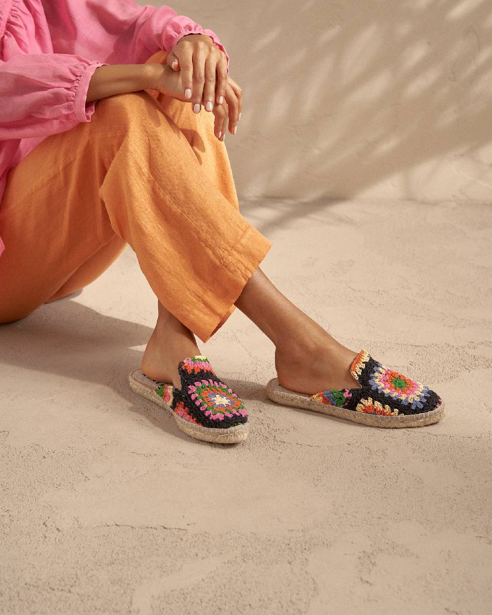 Manebí Cotton Crochet Mules - Yucatán Orange And Pink On Black Sconto
