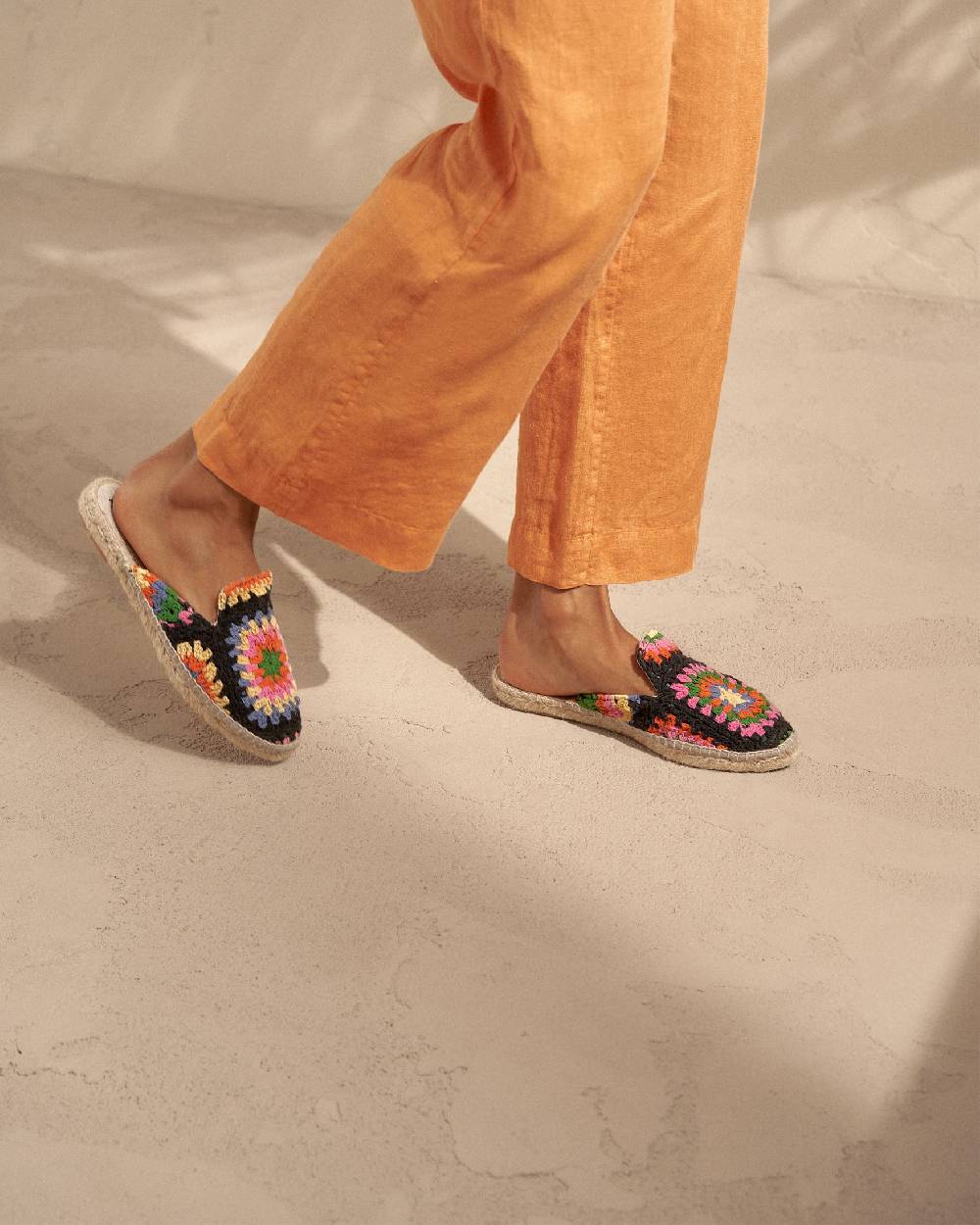 Manebí Cotton Crochet Mules - Yucatán Orange And Pink On Black Sconto