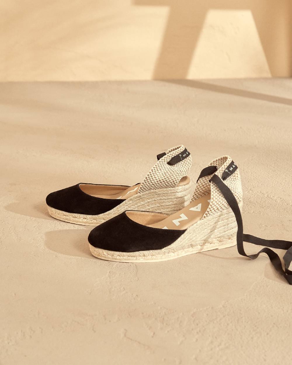 Manebí Soft Suede Low Wedge Espadrilles - Hamptons Black Novità