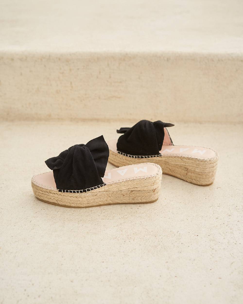 Manebí Soft Suede Platforms With Knot - Hamptons Black Offerta