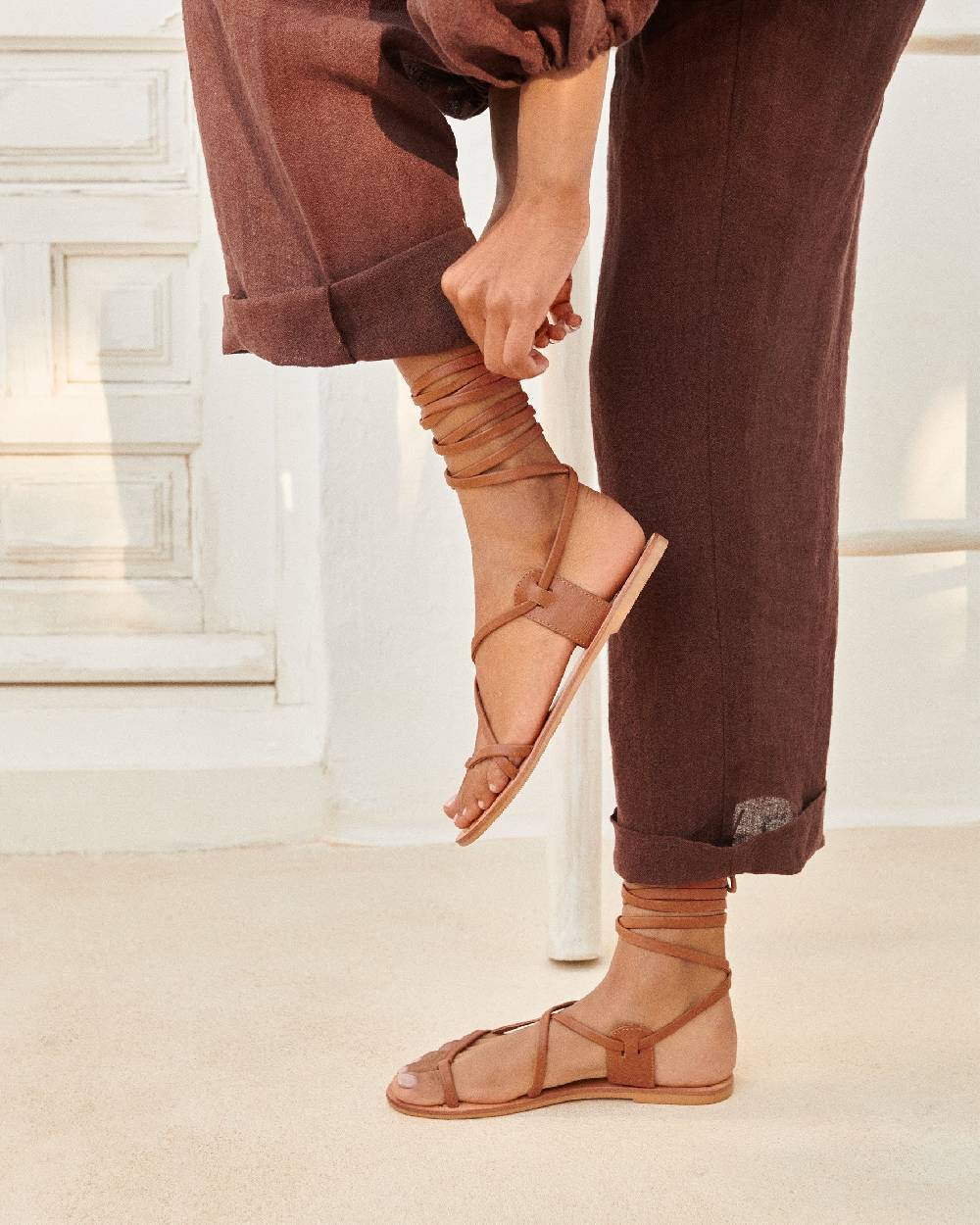 Manebí St. Tropez Leather Sandals - Tie-Up Tan Saldi