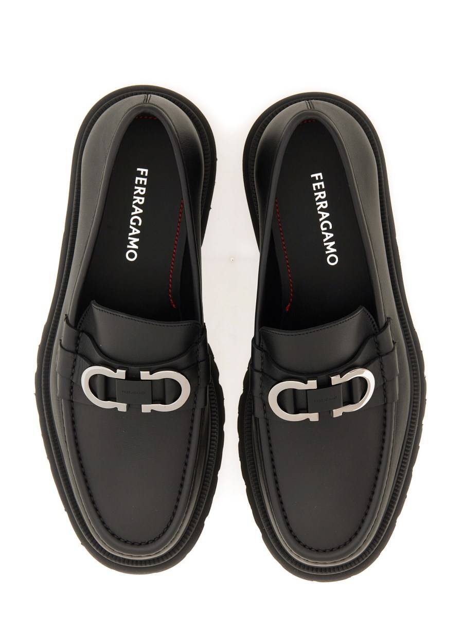 FERRAGAMO MOCASSINO ORNAMENTO GANCINI IN PELLE Ultimi tre giorni