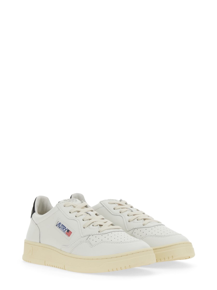 AUTRY SNEAKER MEDALIST LOW IN PELLE Convenienza
