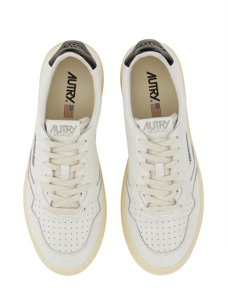 AUTRY SNEAKER MEDALIST LOW IN PELLE Convenienza