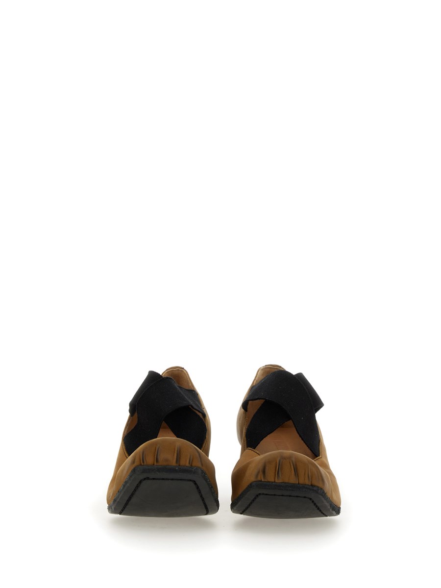 UMA WANG BALLERINA IN PELLE CON FASCIA ELASTICA E PUNTA IN GOMMA Consegna Veloce
