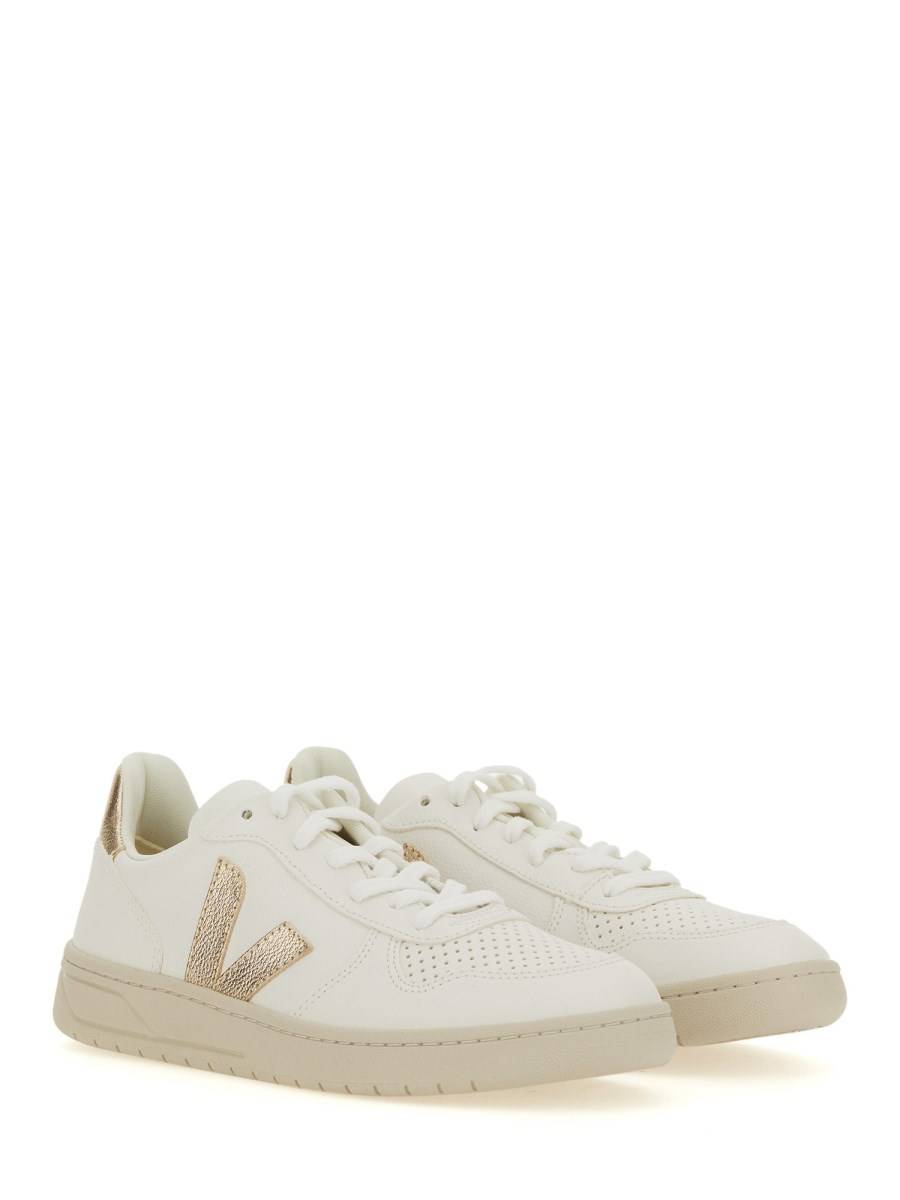 VEJA SNEAKER V-10 IN PELLE Comprane uno, ottenene uno gratis